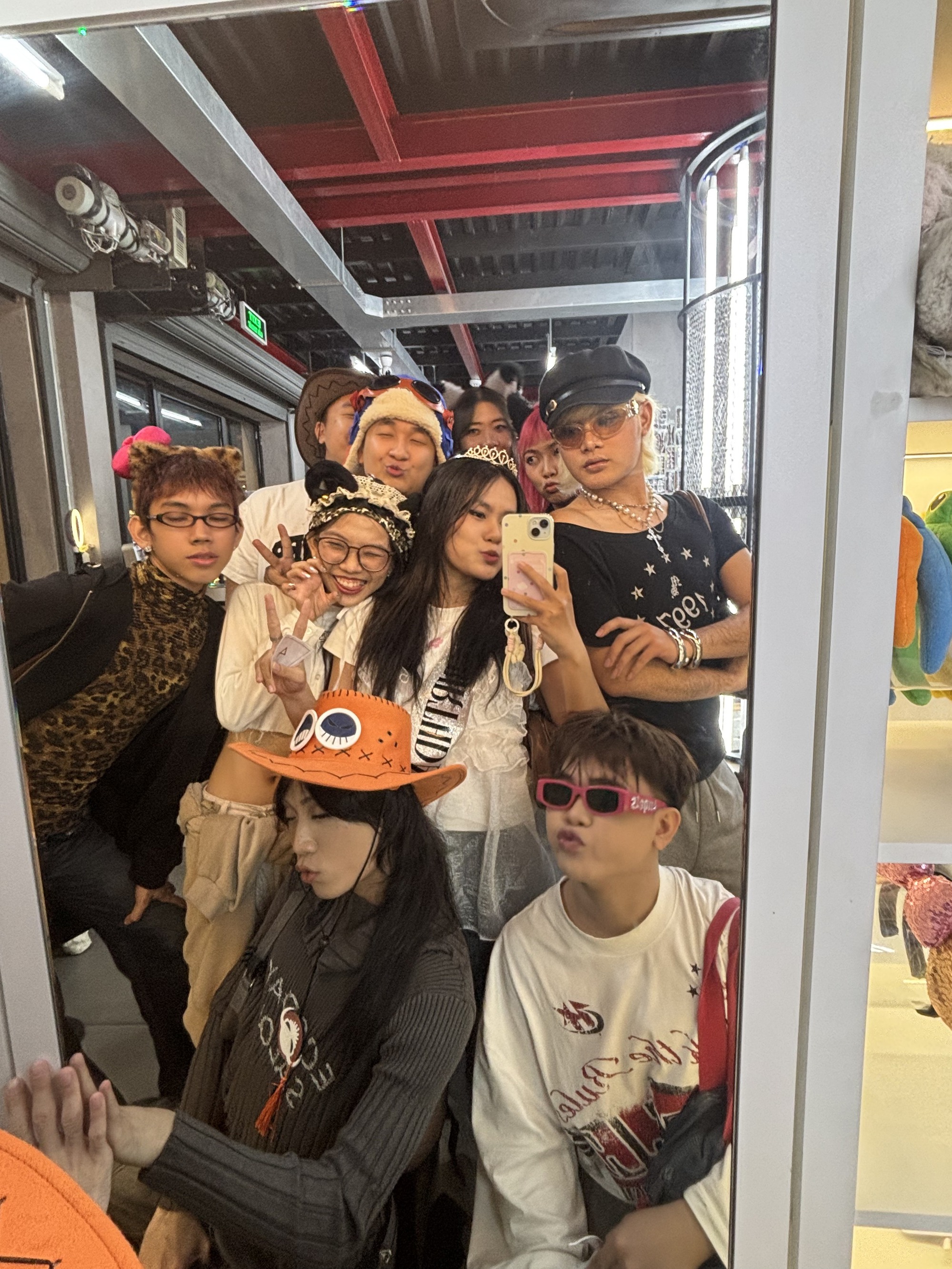 Cơn sốt photobooth quay trở lại và càn quét khắp nơi: Có nơi 150k/ảnh, xếp hàng đợi 8 tiếng vẫn khiến giới trẻ phát cuồng- Ảnh 4. Cơn sốt photobooth quay trở lại và càn quét khắp nơi: Có nơi 150k/ảnh, xếp hàng đợi 8 tiếng vẫn khiến giới trẻ phát cuồng- Ảnh 4.
