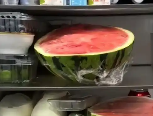 Ăn dưa hấu để tủ lạnh, người phụ nữ bị nhiễm trùng não- Ảnh 1.