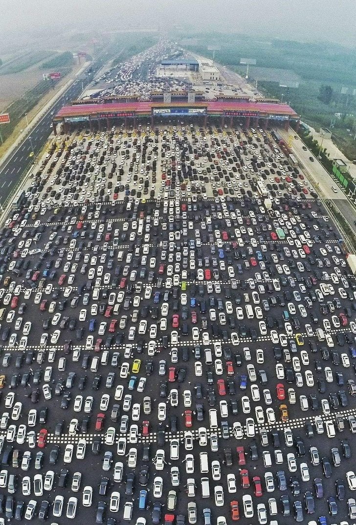 Vụ tắc đường lâu nhất thế giới: 12 ngày mắc kẹt, kéo dài 100 km, hình thành cả 'nền kinh tế chợ đen' giữa đường!- Ảnh 2.