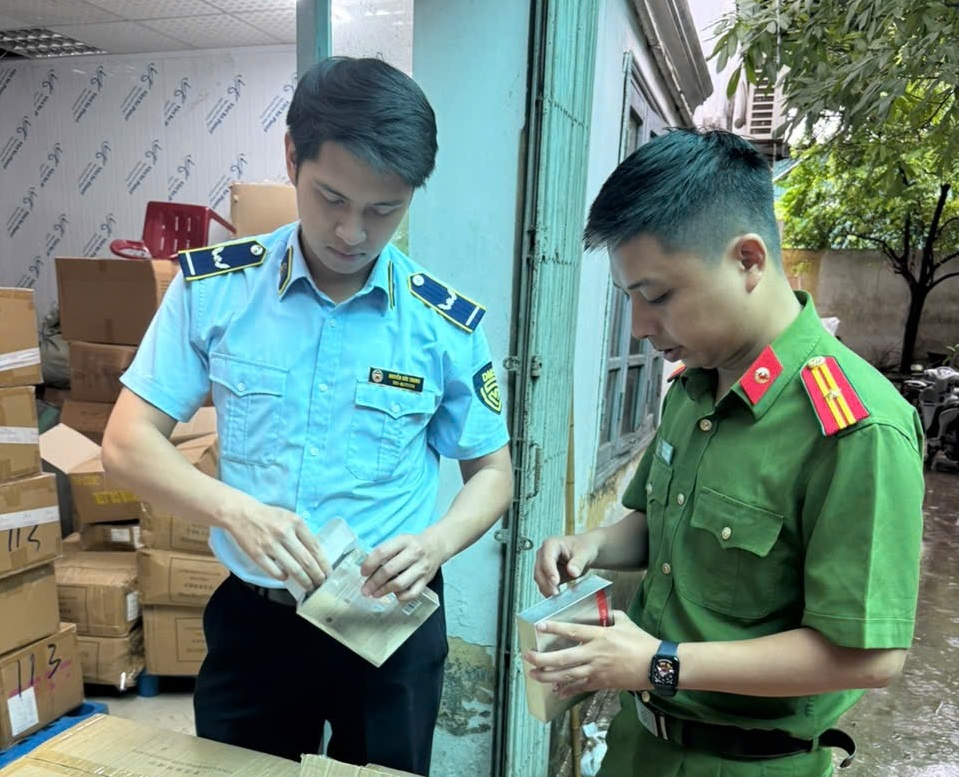 Lật tẩy kho mặt nạ Lucenbase nhập lậu giữa Thủ đô: 15.000 sản phẩm không rõ nguồn gốc- Ảnh 1. Lật tẩy kho mặt nạ Lucenbase nhập lậu giữa Thủ đô: 15.000 sản phẩm không rõ nguồn gốc- Ảnh 1.