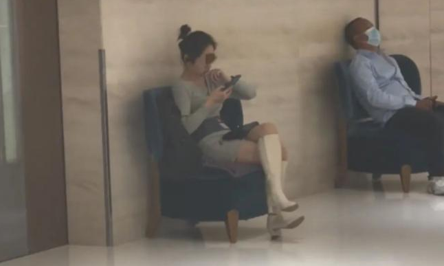 Nữ giám đốc kinh doanh xinh đẹp đã bị sa thải nhưng ngày nào cũng đến Trung tâm tài chính nói chuyện 1 mình: Thực tế tàn khốc khiến ai cũng xót xa- Ảnh 3.