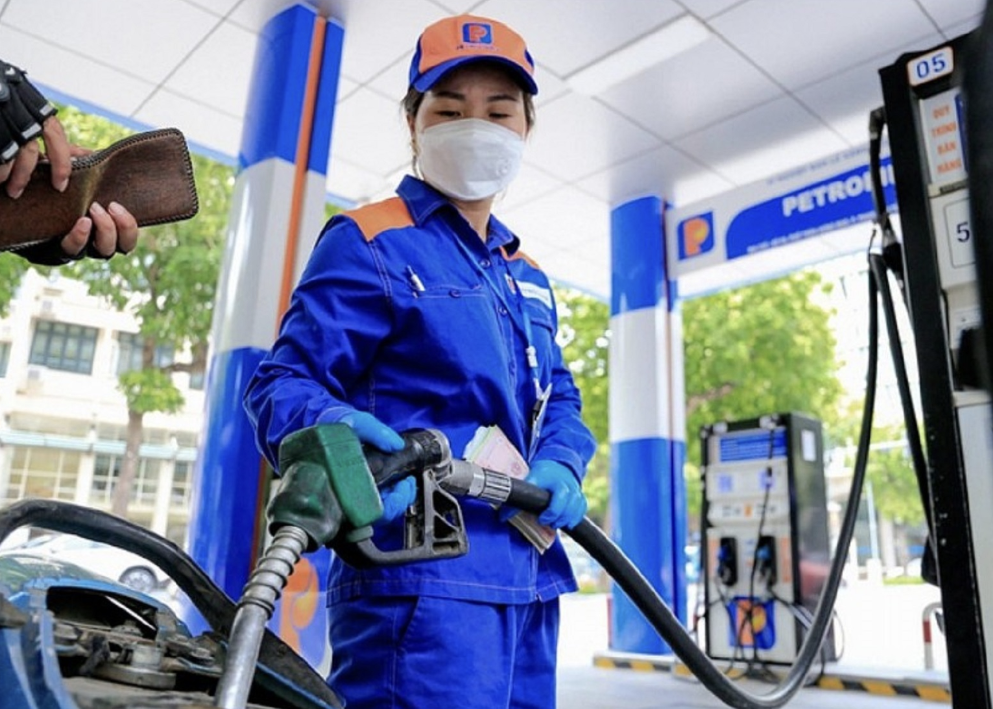 Giá xăng 24/7: Giảm còn 19.279 đồng/lít từ 15h- Ảnh 1.