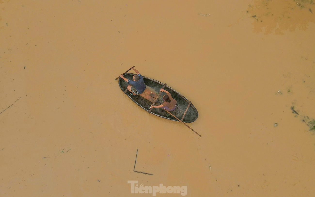 Lũ trên sông Lam dâng cao, quốc lộ hóa sông, người dân chèo thuyền sơ tán tài sản- Ảnh 5.