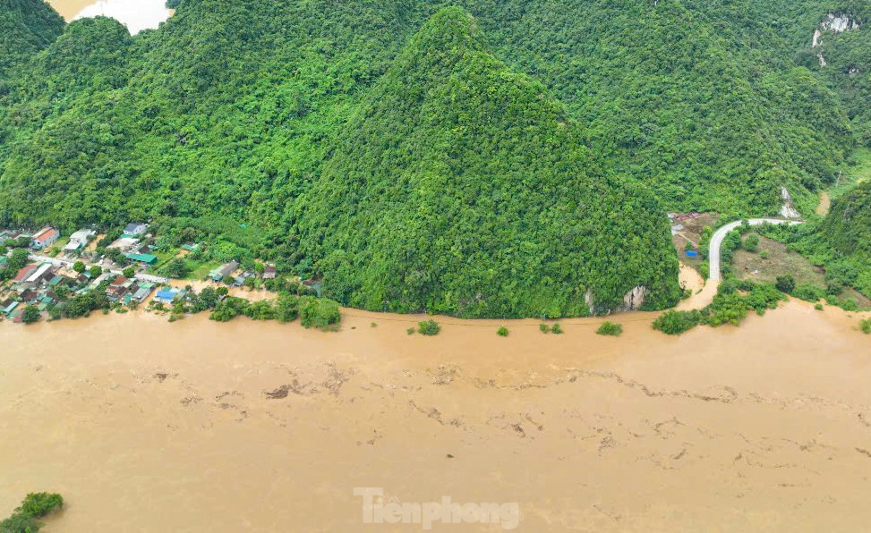 Lũ trên sông Lam dâng cao, quốc lộ hóa sông, người dân chèo thuyền sơ tán tài sản- Ảnh 10.