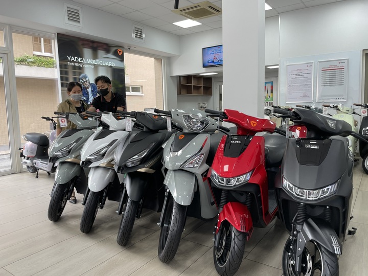 Cửa hàng xe điện ở TP.HCM tấp nập khách giữa thông tin chuyển đổi xe xăng- Ảnh 1. Cửa hàng xe điện ở TP.HCM tấp nập khách giữa thông tin chuyển đổi xe xăng- Ảnh 1.