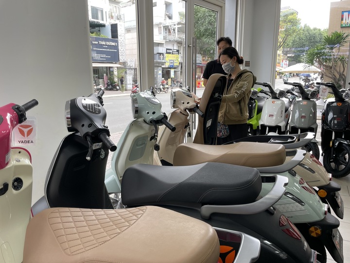Cửa hàng xe điện ở TP.HCM tấp nập khách giữa thông tin chuyển đổi xe xăng- Ảnh 2. Cửa hàng xe điện ở TP.HCM tấp nập khách giữa thông tin chuyển đổi xe xăng- Ảnh 2.
