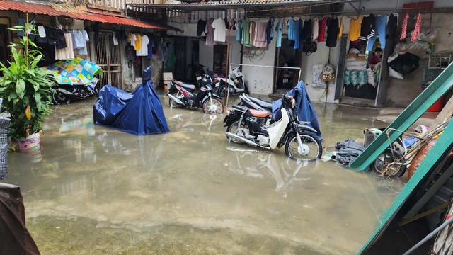 Toàn cảnh Hà Nội mưa như trút nước, "vịnh Văn Quán" lại ngập sâu, người dân vất vả di chuyển- Ảnh 12.