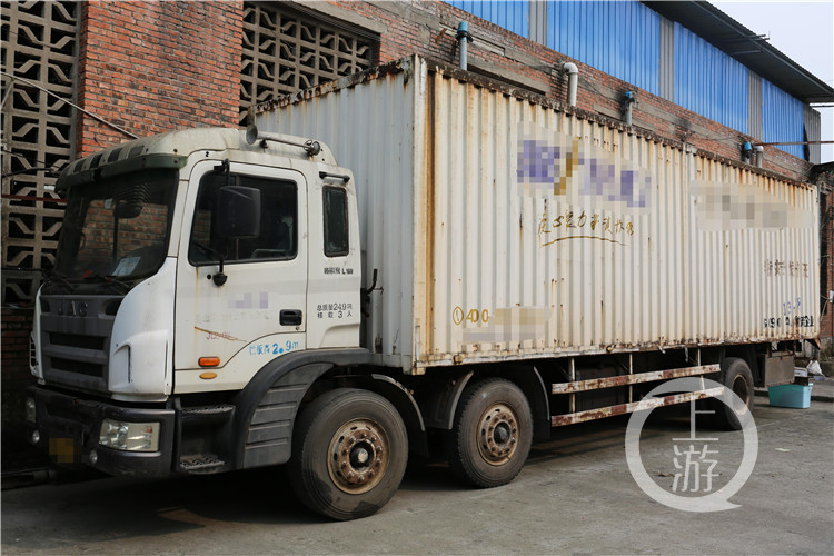 Theo dõi xe tải bỏ hoang lúc 3 giờ sáng, công an triệt phá đường dây sản xuất dầu gội Clear, Head & Shoulders giả, tịch thu 20 tấn sản phẩm- Ảnh 2. Theo dõi xe tải bỏ hoang lúc 3 giờ sáng, công an triệt phá đường dây sản xuất dầu gội Clear, Head & Shoulders giả, tịch thu 20 tấn sản phẩm- Ảnh 2.