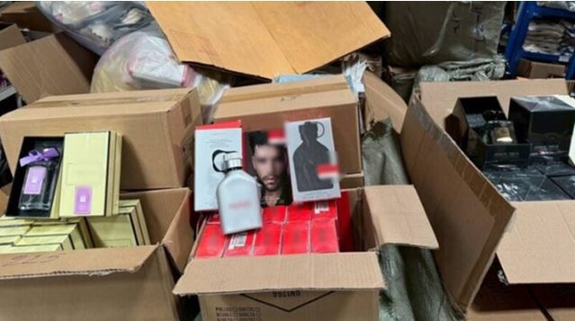 Đột kích 5 kho hàng, cảnh sát tịch thu 34.800 chai nước hoa nhái 20 thương hiệu lớn như Chanel, Dior... đang chờ bán, quy mô tới 3,5 tỷ đồng- Ảnh 2.