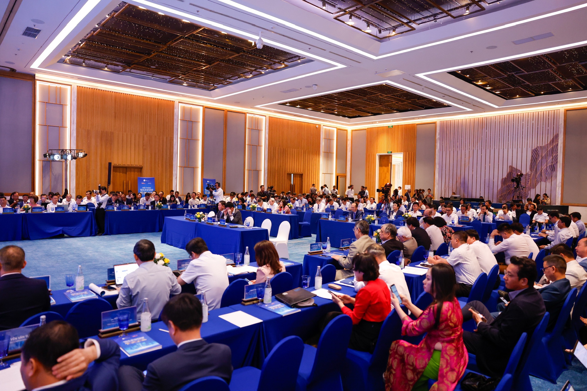 Lãnh đạo các Bộ, ngành, địa phương, các chuyên gia hàng đầu và đại diện các tập đoàn lớn VinGroup, Vietcombank, Techcombank, Gelex …cùng 