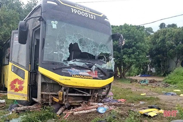 Cận cảnh hiện trường thương tâm vụ tai nạn khiến 9 hành khách tử vong tại Hà Tĩnh- Ảnh 2. Cận cảnh hiện trường thương tâm vụ tai nạn khiến 9 hành khách tử vong tại Hà Tĩnh- Ảnh 2.