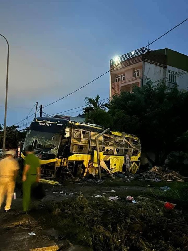 Cận cảnh hiện trường thương tâm vụ tai nạn khiến 9 hành khách tử vong tại Hà Tĩnh- Ảnh 3. Cận cảnh hiện trường thương tâm vụ tai nạn khiến 9 hành khách tử vong tại Hà Tĩnh- Ảnh 3.