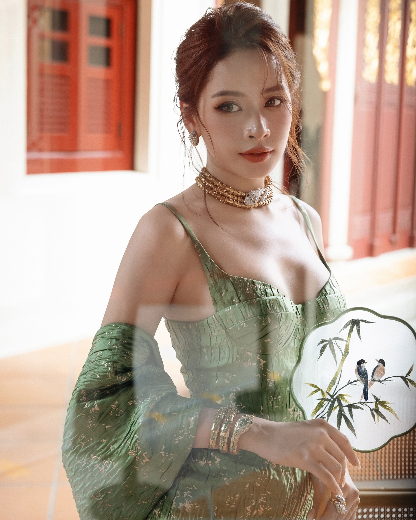 Chi Pu diện váy khoe vòng 1 lấp ló giữa dàn sao quốc tế, visual sáng bừng nhưng qua cam thường ra sao?- Ảnh 2. Chi Pu diện váy khoe vòng 1 lấp ló giữa dàn sao quốc tế, visual sáng bừng nhưng qua cam thường ra sao?- Ảnh 2.
