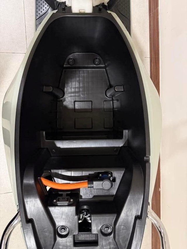 Ảnh thật VinFast Evo Grand: Hai người ngồi có chật không, cốp xe có thể lắp thêm pin phụ trông ra sao?- Ảnh 3. Ảnh thật VinFast Evo Grand: Hai người ngồi có chật không, cốp xe có thể lắp thêm pin phụ trông ra sao?- Ảnh 3.