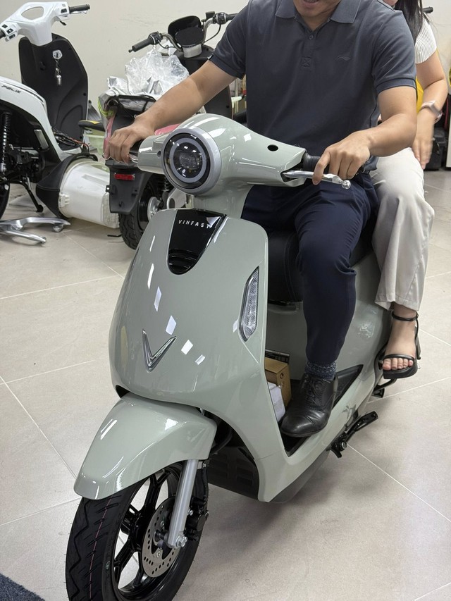 Ảnh thật VinFast Evo Grand: Hai người ngồi có chật không, cốp xe có thể lắp thêm pin phụ trông ra sao?- Ảnh 1. Ảnh thật VinFast Evo Grand: Hai người ngồi có chật không, cốp xe có thể lắp thêm pin phụ trông ra sao?- Ảnh 1.