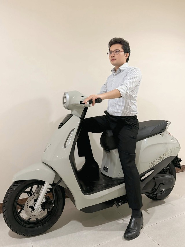 Ảnh thật VinFast Evo Grand: Hai người ngồi có chật không, cốp xe có thể lắp thêm pin phụ trông ra sao?- Ảnh 4. Ảnh thật VinFast Evo Grand: Hai người ngồi có chật không, cốp xe có thể lắp thêm pin phụ trông ra sao?- Ảnh 4.