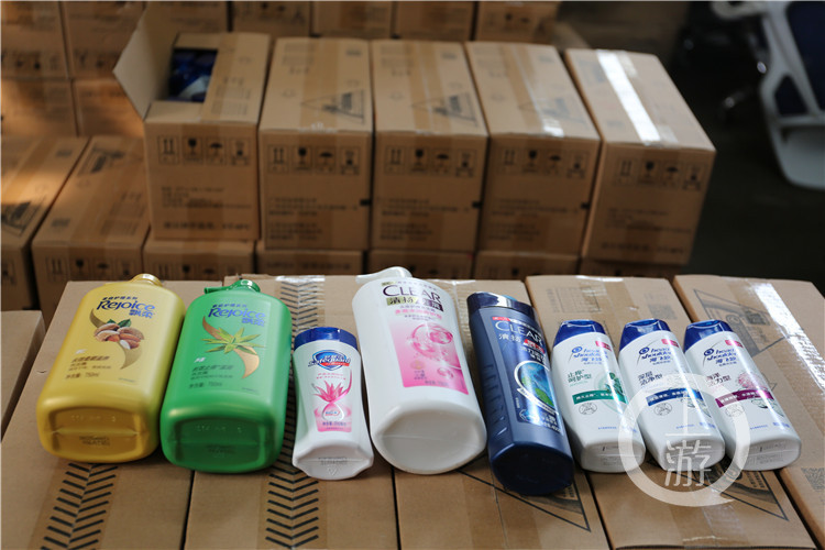 Theo dõi xe tải bỏ hoang lúc 3 giờ sáng, công an triệt phá đường dây sản xuất dầu gội Clear, Head & Shoulders giả, tịch thu 20 tấn sản phẩm- Ảnh 1. Theo dõi xe tải bỏ hoang lúc 3 giờ sáng, công an triệt phá đường dây sản xuất dầu gội Clear, Head & Shoulders giả, tịch thu 20 tấn sản phẩm- Ảnh 1.