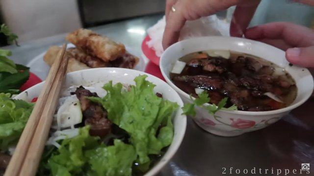 Khách Tây nhận xét: Chúng tôi đã ăn bún chả ở nhiều nơi rồi nhưng đây là quán ngon nhất Hà Nội- Ảnh 3.