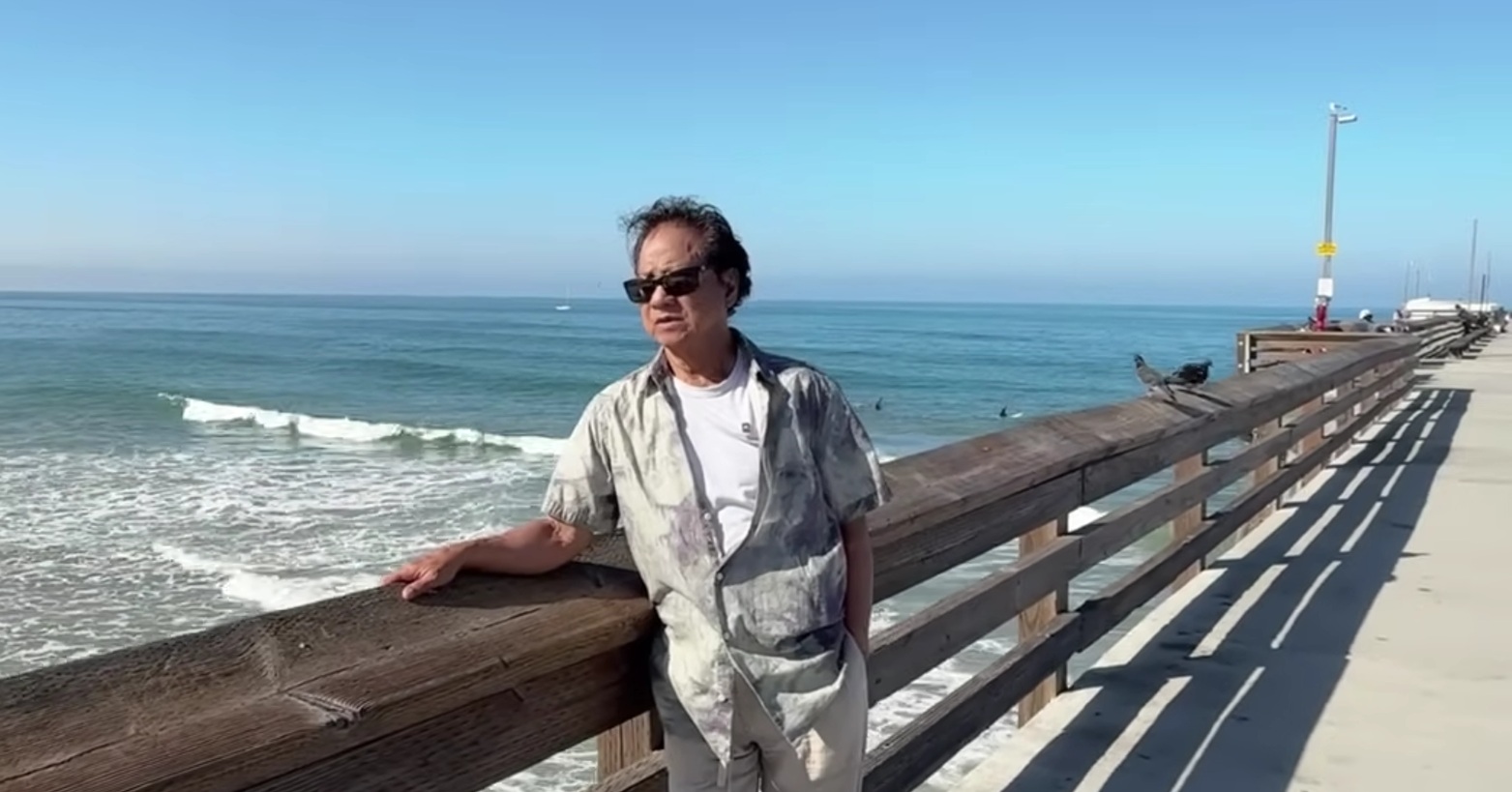 Danh ca Chế Linh 83 tuổi đi biển, ai cũng trầm trồ vì phong độ: "Tôi có nhiều thứ người khác không có"- Ảnh 1. Danh ca Chế Linh 83 tuổi đi biển, ai cũng trầm trồ vì phong độ: "Tôi có nhiều thứ người khác không có"- Ảnh 1.