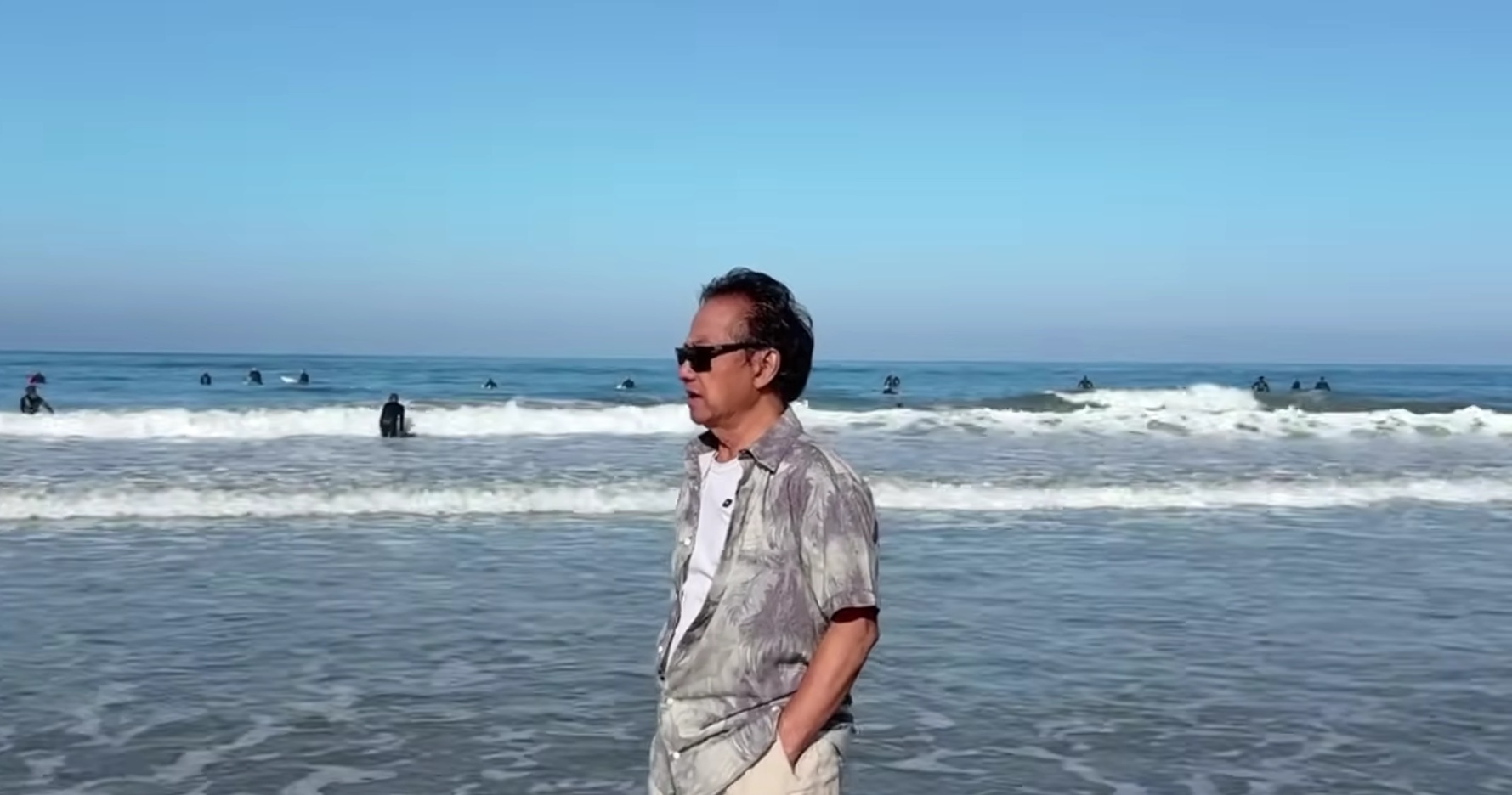 Danh ca Chế Linh 83 tuổi đi biển, ai cũng trầm trồ vì phong độ: "Tôi có nhiều thứ người khác không có"- Ảnh 2. Danh ca Chế Linh 83 tuổi đi biển, ai cũng trầm trồ vì phong độ: "Tôi có nhiều thứ người khác không có"- Ảnh 2.