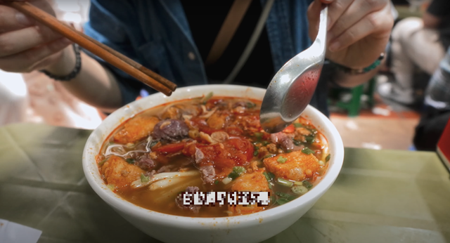 Khách Trung Quốc mê mẩn 1 món bún trong ngõ ở Hà Nội, ăn xong phải “giơ ngón cái” vì vị ngon tuyệt hảo- Ảnh 2.