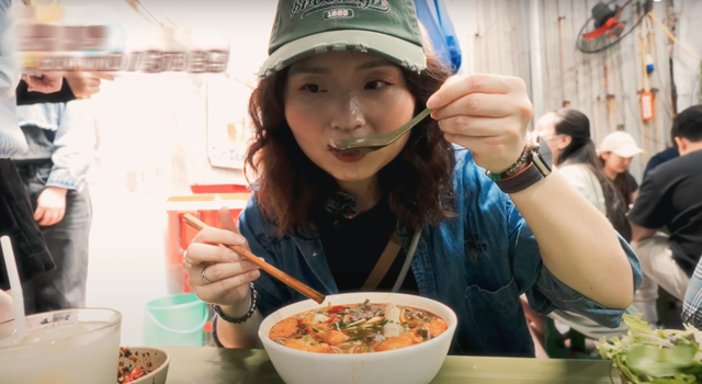 Khách Trung Quốc mê mẩn 1 món bún trong ngõ ở Hà Nội, ăn xong phải “giơ ngón cái” vì vị ngon tuyệt hảo- Ảnh 3.