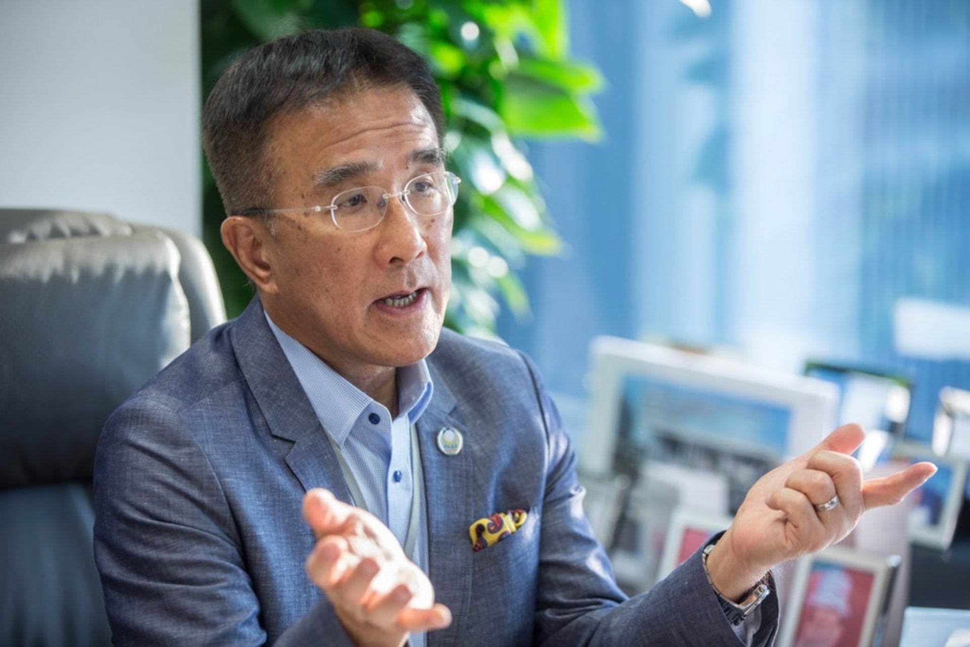 Tỷ phú tuyên bố “người nghèo không giàu được vì họ lười biếng”, sau 2 ngày xuống phố dọn rác, ăn bữa ăn giá gần 50.000 đồng liền hối hận: “Chăm chỉ cũng không đủ sống”- Ảnh 1.