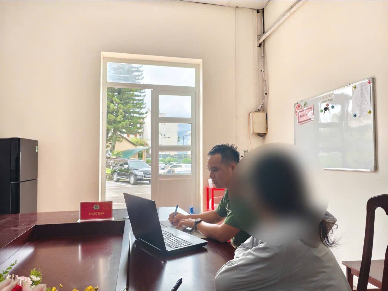 Nhắn tin mua hàng qua trang “Y0DY Hàng Chính Hãng”, người phụ nữ được Facebook "Diệu Huyền" tư vấn nhận quà: Khi cạn tiền tài khoản mới vỡ lẽ- Ảnh 1. Nhắn tin mua hàng qua trang “Y0DY Hàng Chính Hãng”, người phụ nữ được Facebook "Diệu Huyền" tư vấn nhận quà: Khi cạn tiền tài khoản mới vỡ lẽ- Ảnh 1.