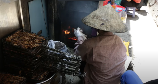 Khách Tây nhận xét: Chúng tôi đã ăn bún chả ở nhiều nơi rồi nhưng đây là quán ngon nhất Hà Nội- Ảnh 2.