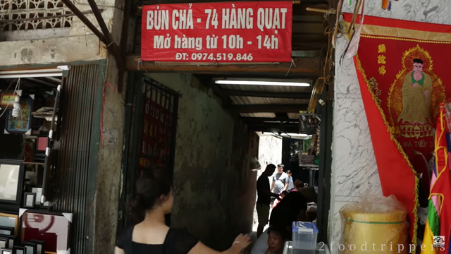 Khách Tây nhận xét: Chúng tôi đã ăn bún chả ở nhiều nơi rồi nhưng đây là quán ngon nhất Hà Nội- Ảnh 1.