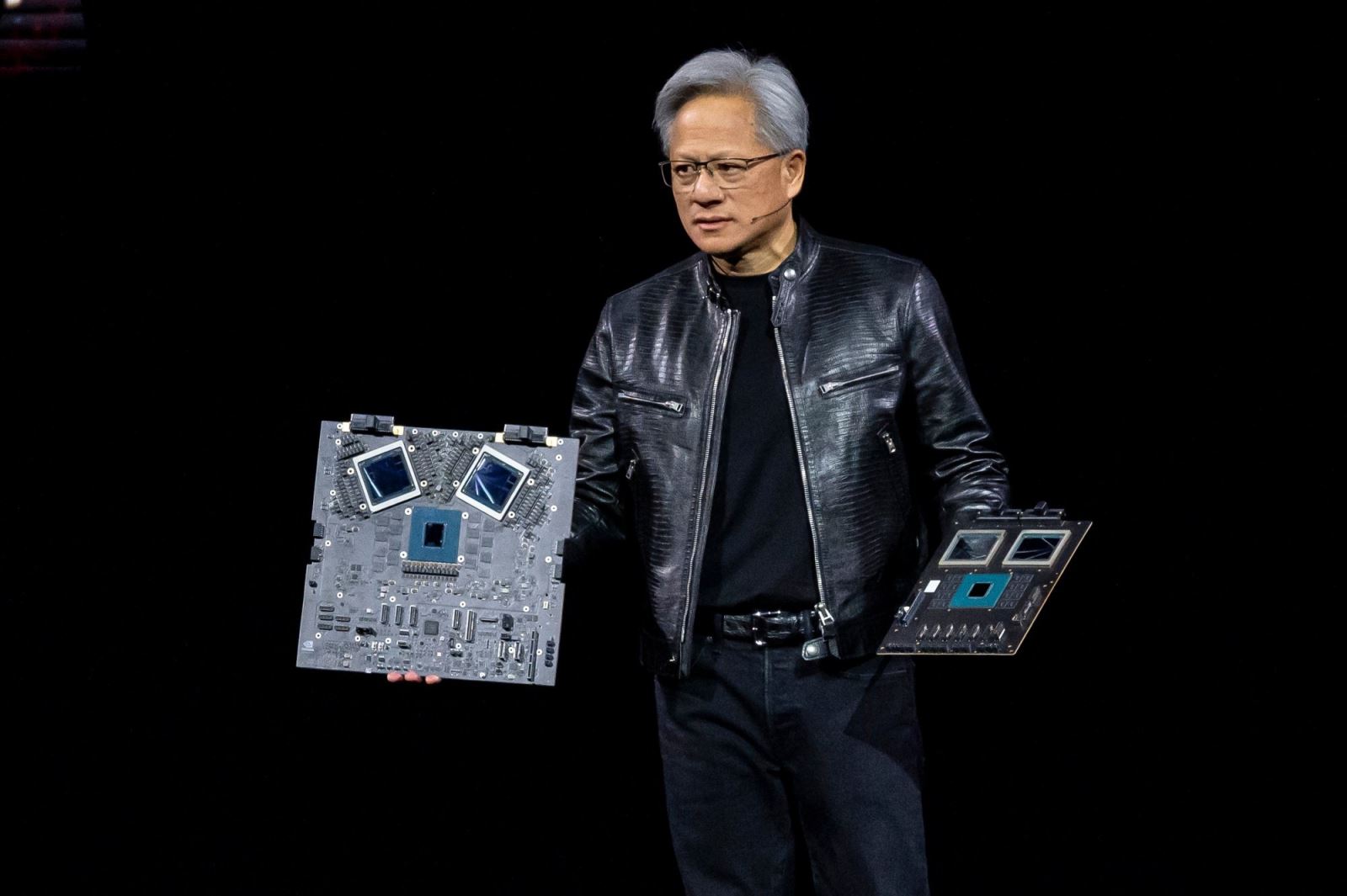 Hơn 1 tỷ USD chip AI của Nvidia bị tuồn lậu vào Trung Quốc: Mỹ siết, chợ đen vẫn “nóng rực”- Ảnh 3.