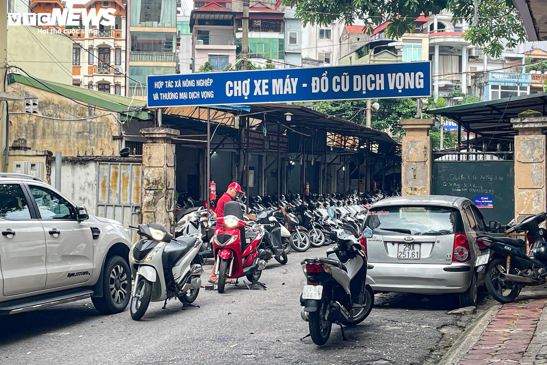 'Thủ phủ' xe máy cũ ở Hà Nội ế ẩm trước thông tin xe xăng sắp bị thay thế- Ảnh 1. 'Thủ phủ' xe máy cũ ở Hà Nội ế ẩm trước thông tin xe xăng sắp bị thay thế- Ảnh 1.