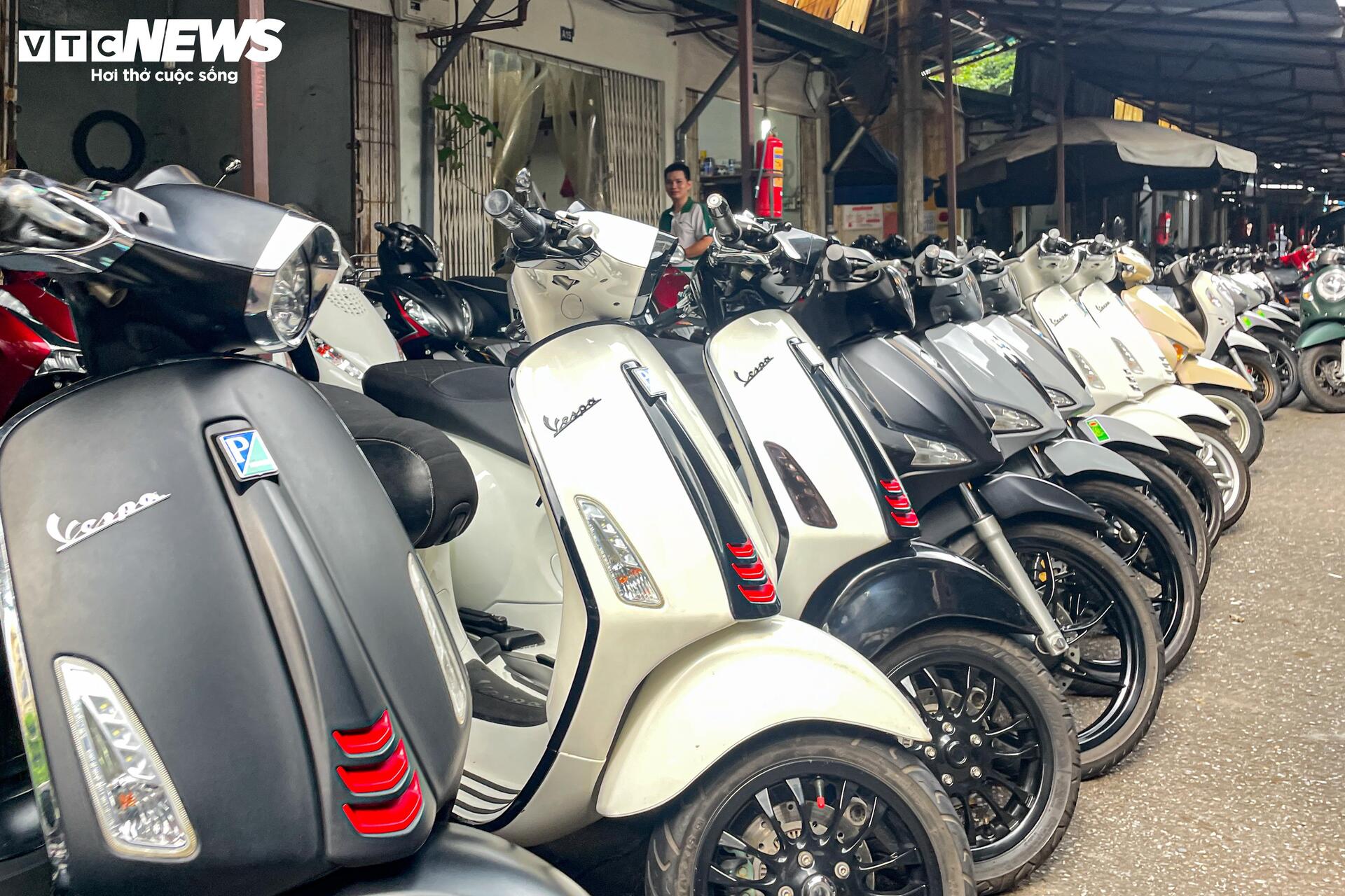 'Thủ phủ' xe máy cũ ở Hà Nội ế ẩm trước thông tin xe xăng sắp bị thay thế- Ảnh 5. 'Thủ phủ' xe máy cũ ở Hà Nội ế ẩm trước thông tin xe xăng sắp bị thay thế- Ảnh 5.