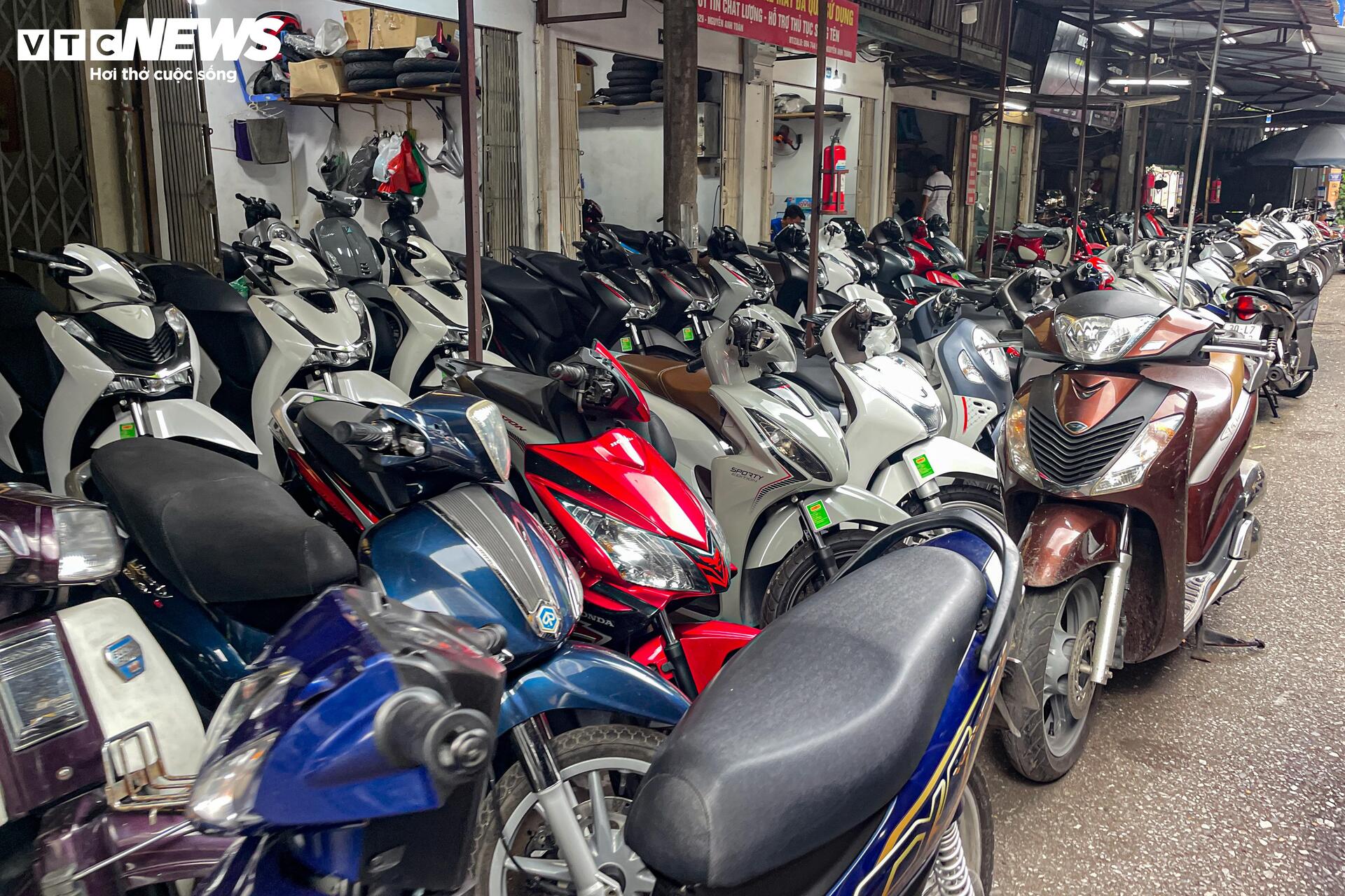 'Thủ phủ' xe máy cũ ở Hà Nội ế ẩm trước thông tin xe xăng sắp bị thay thế- Ảnh 6. 'Thủ phủ' xe máy cũ ở Hà Nội ế ẩm trước thông tin xe xăng sắp bị thay thế- Ảnh 6.