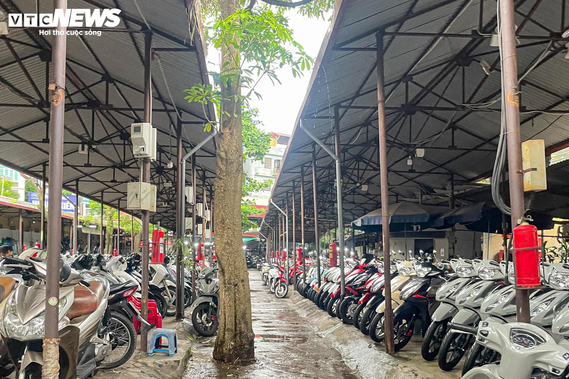 'Thủ phủ' xe máy cũ ở Hà Nội ế ẩm trước thông tin xe xăng sắp bị thay thế- Ảnh 7. 'Thủ phủ' xe máy cũ ở Hà Nội ế ẩm trước thông tin xe xăng sắp bị thay thế- Ảnh 7.