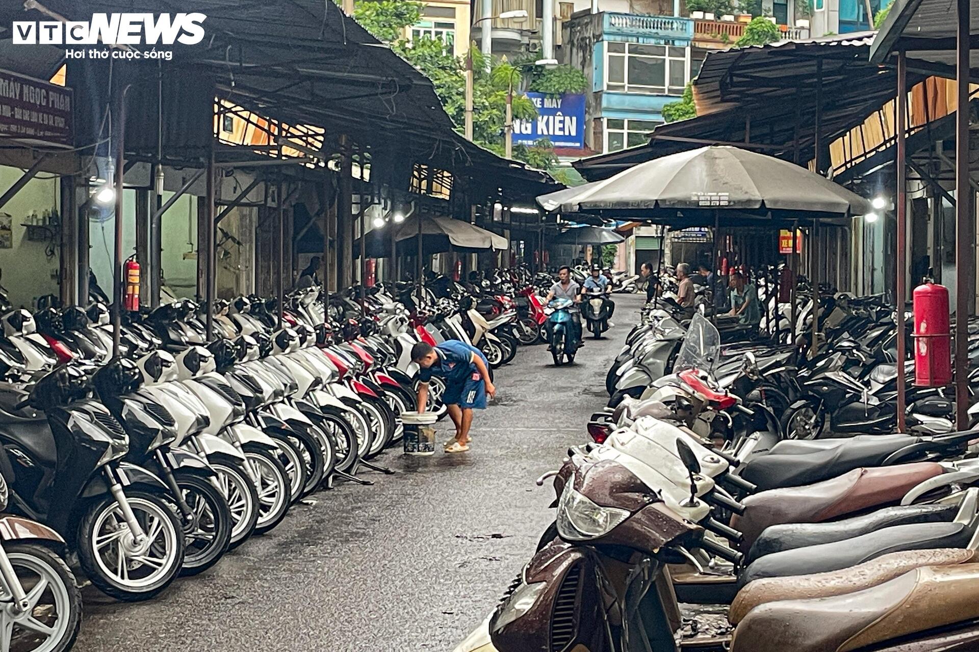 'Thủ phủ' xe máy cũ ở Hà Nội ế ẩm trước thông tin xe xăng sắp bị thay thế- Ảnh 4. 'Thủ phủ' xe máy cũ ở Hà Nội ế ẩm trước thông tin xe xăng sắp bị thay thế- Ảnh 4.