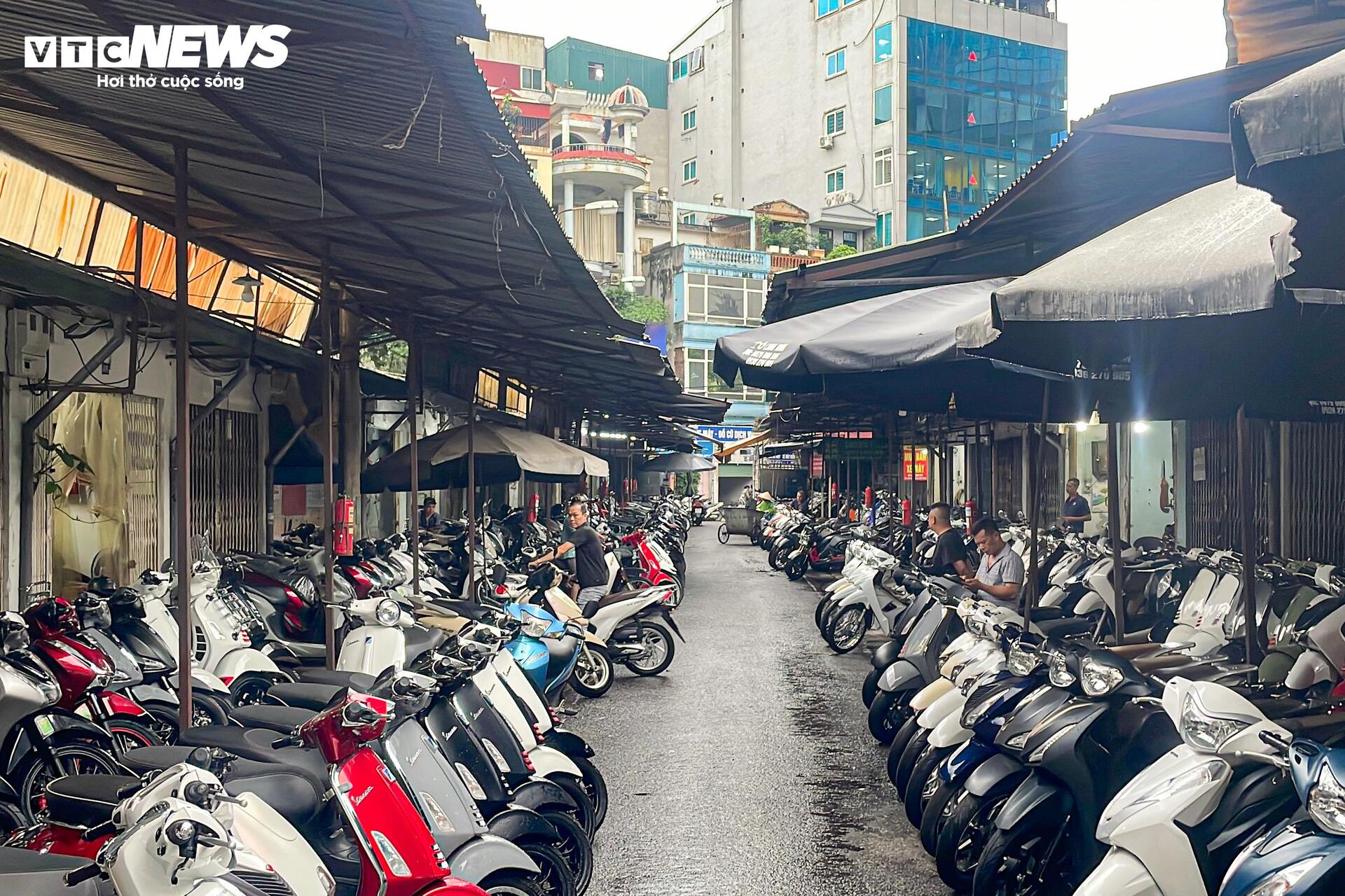 'Thủ phủ' xe máy cũ ở Hà Nội ế ẩm trước thông tin xe xăng sắp bị thay thế- Ảnh 2. 'Thủ phủ' xe máy cũ ở Hà Nội ế ẩm trước thông tin xe xăng sắp bị thay thế- Ảnh 2.