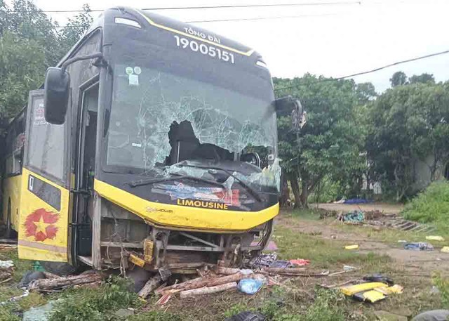 Cận cảnh hiện trường thương tâm vụ tai nạn khiến 9 hành khách tử vong tại Hà Tĩnh- Ảnh 6. Cận cảnh hiện trường thương tâm vụ tai nạn khiến 9 hành khách tử vong tại Hà Tĩnh- Ảnh 6.