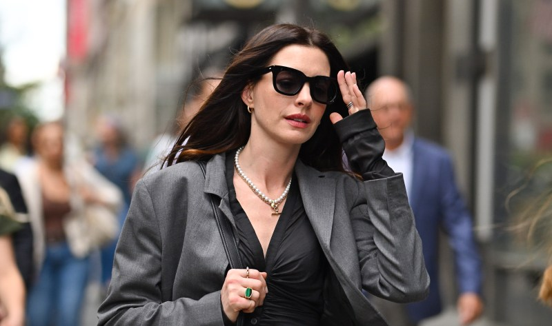 Siêu phẩm thời trang 19 năm vẫn hot điên đảo: Loạt outfit khiến cả thế giới sửng sốt, 2 nữ chính đã đẹp còn diễn đỉnh không tả nổi- Ảnh 8.