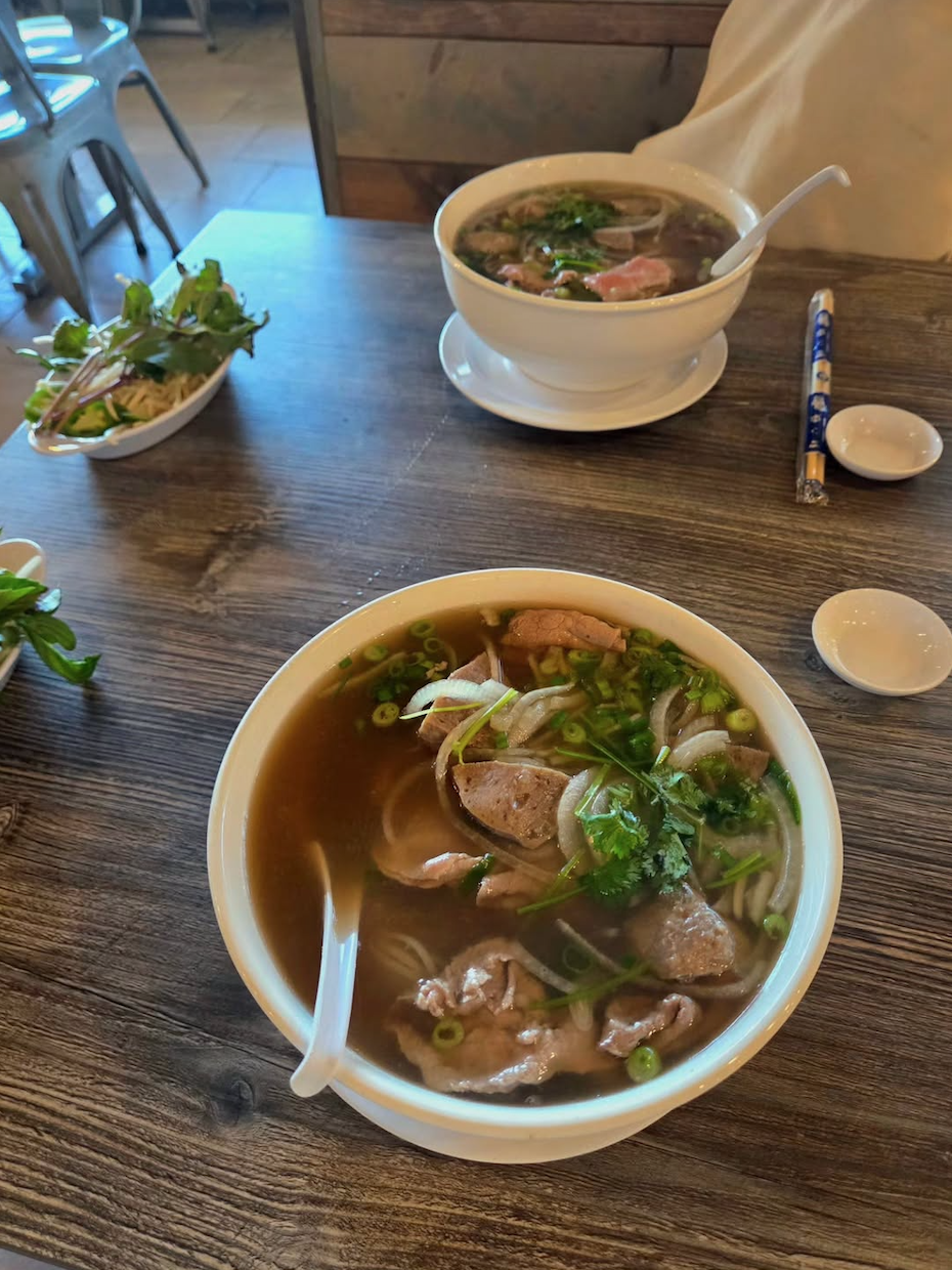 HIEUTHUHAI bất ngờ tuyên bố 1 câu về món phở Việt Nam khi đang ở nước ngoài- Ảnh 1.