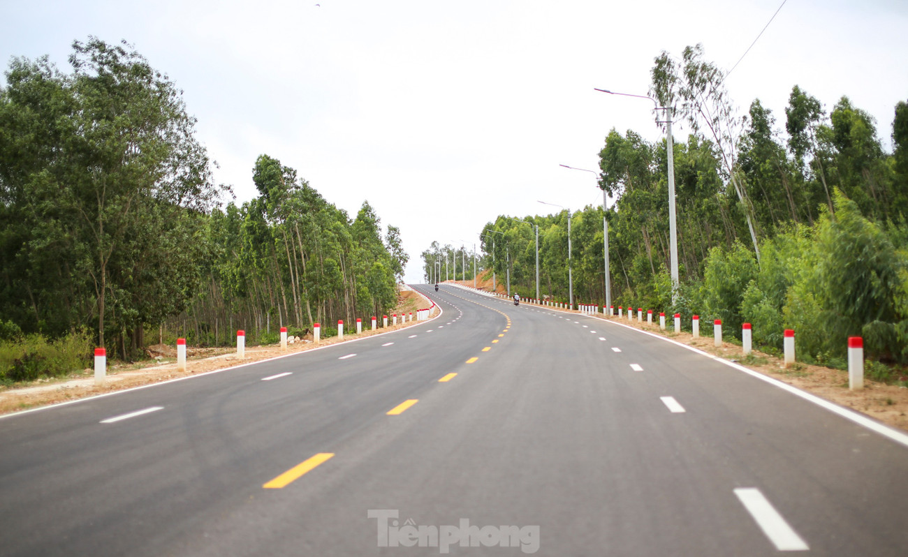Ngắm tuyến đường 800 tỷ đồng băng qua núi ở Gia Lai- Ảnh 2. Ngắm tuyến đường 800 tỷ đồng băng qua núi ở Gia Lai- Ảnh 2.