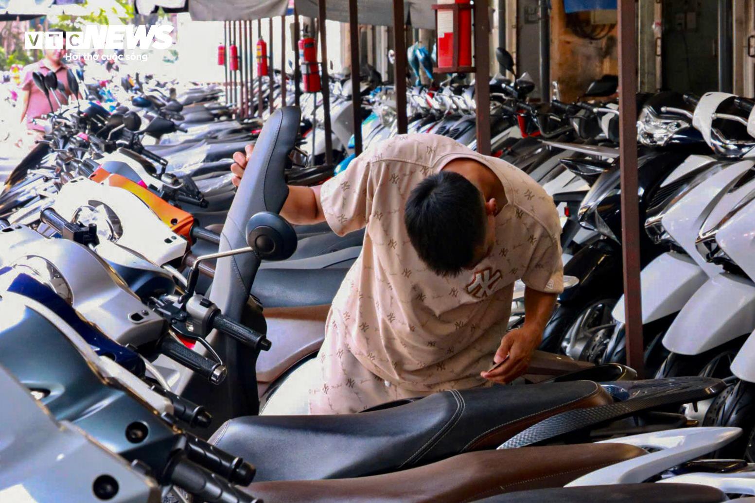 'Thủ phủ' xe máy cũ ở Hà Nội ế ẩm trước thông tin xe xăng sắp bị thay thế- Ảnh 8. 'Thủ phủ' xe máy cũ ở Hà Nội ế ẩm trước thông tin xe xăng sắp bị thay thế- Ảnh 8.