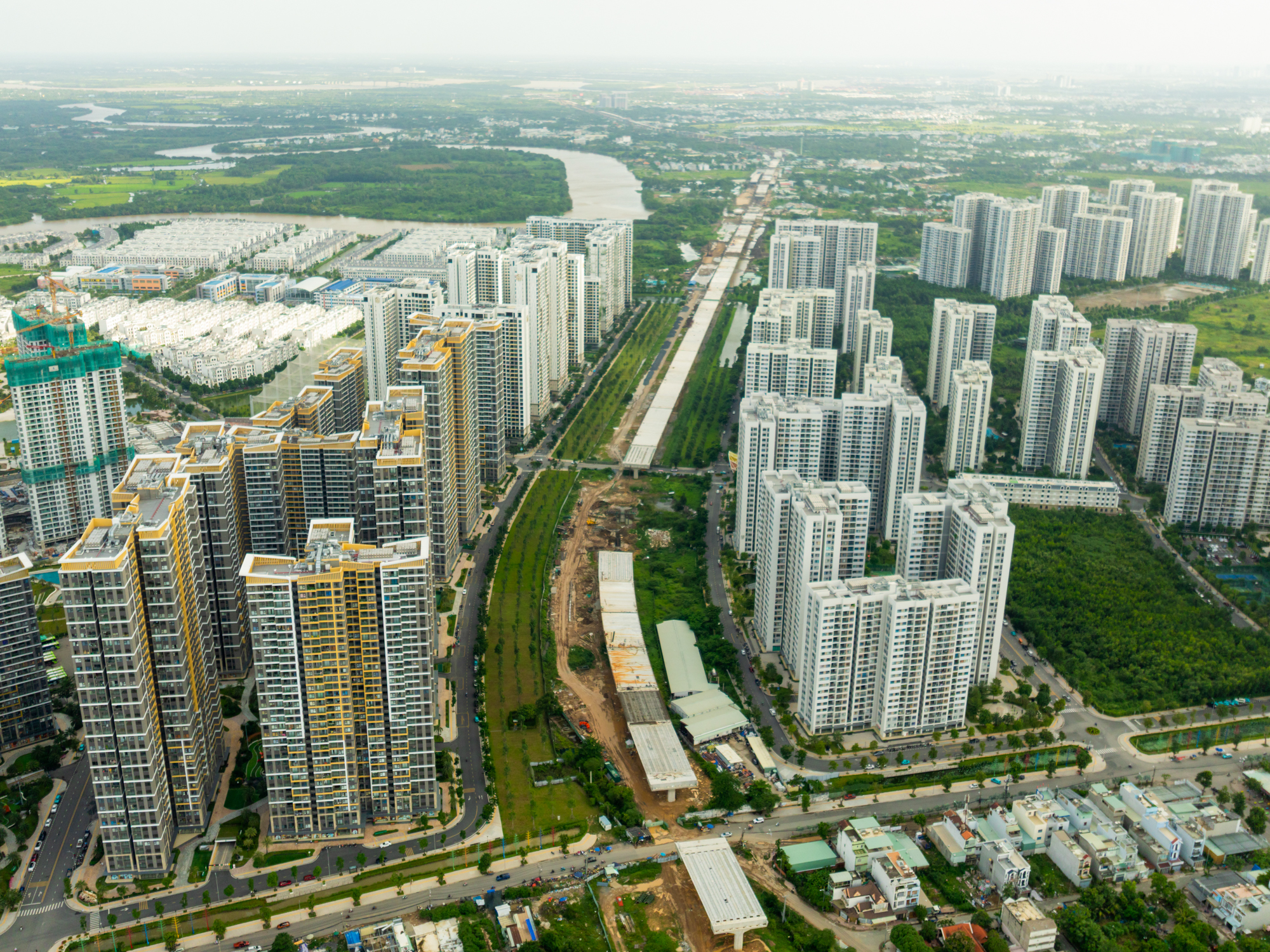 Toàn cảnh đoạn trên cao duy nhất của đường Vành đai 3: Phiến dầm dài như bể bơi liên tục được lắp đặt, sắp chạy xuyên qua đại đô thị của Vinhomes- Ảnh 2.