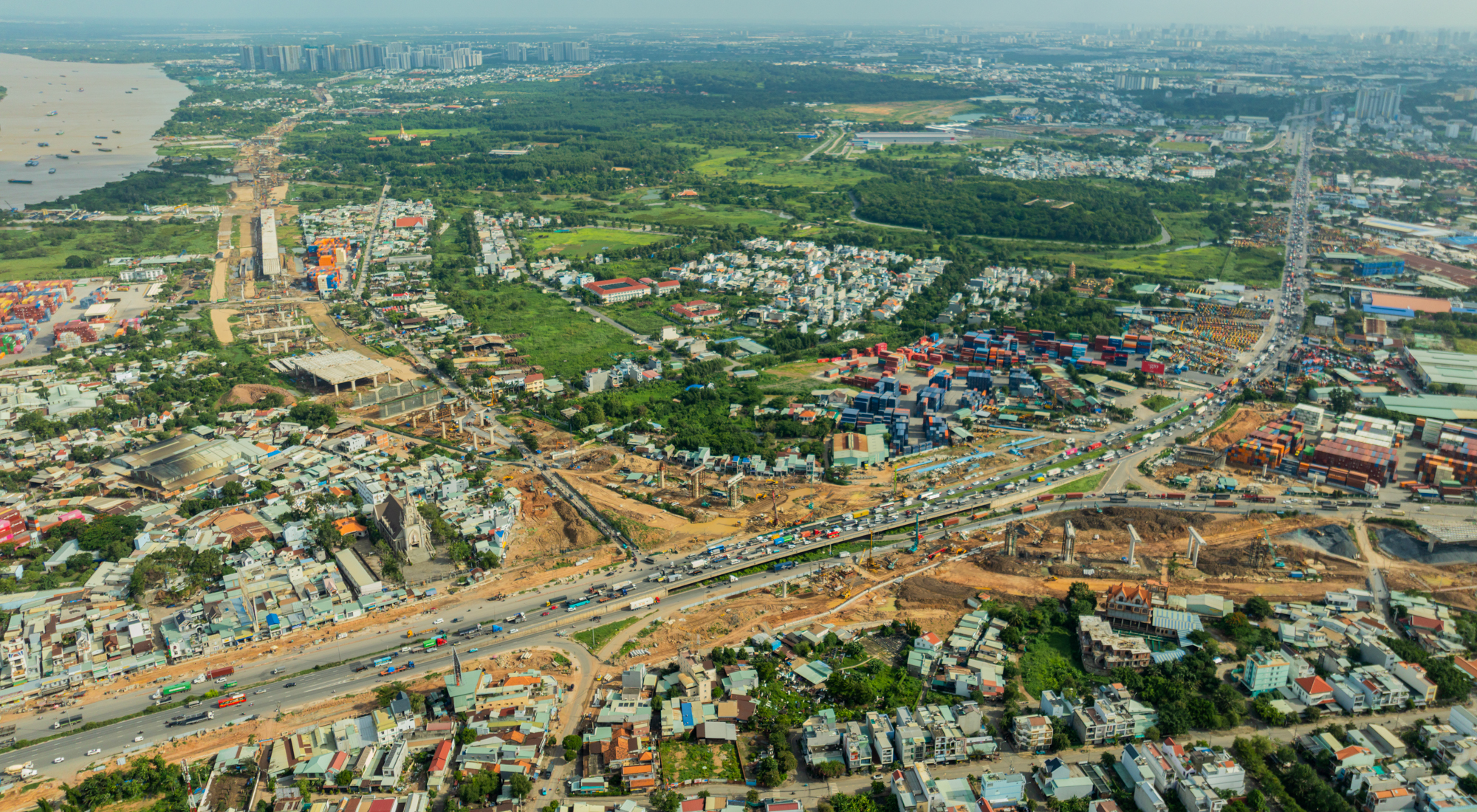 Toàn cảnh đoạn trên cao duy nhất của đường Vành đai 3: Phiến dầm dài như bể bơi liên tục được lắp đặt, sắp chạy xuyên qua đại đô thị của Vinhomes- Ảnh 3.