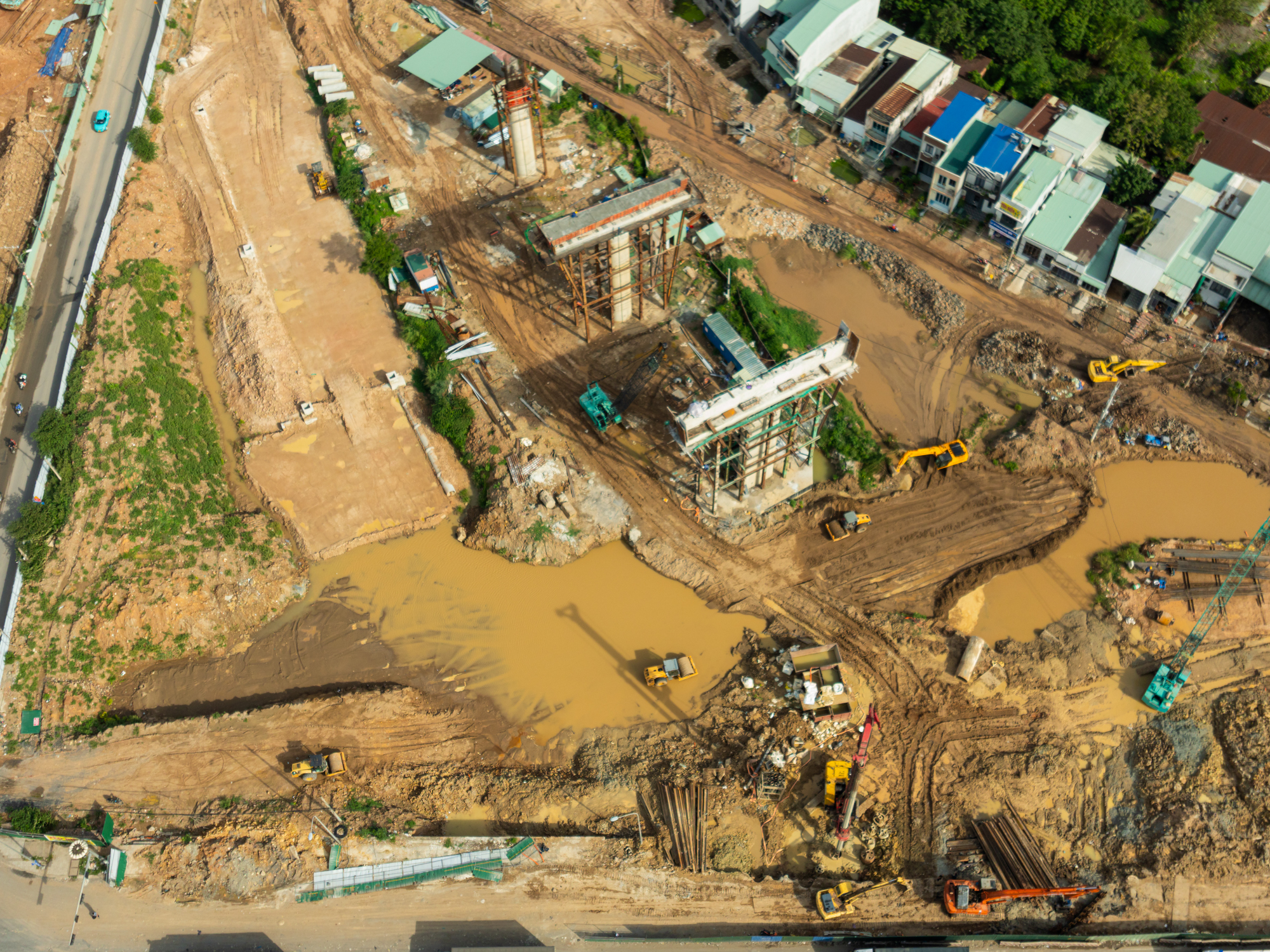 Toàn cảnh đoạn trên cao duy nhất của đường Vành đai 3: Phiến dầm dài như bể bơi liên tục được lắp đặt, sắp chạy xuyên qua đại đô thị của Vinhomes- Ảnh 4.