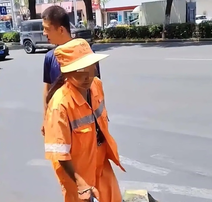 Người mẹ lao công dẫn con trai thiểu năng trí tuệ nhặt rác giữa trời nắng- Ảnh 3. Người mẹ lao công dẫn con trai thiểu năng trí tuệ nhặt rác giữa trời nắng- Ảnh 3.