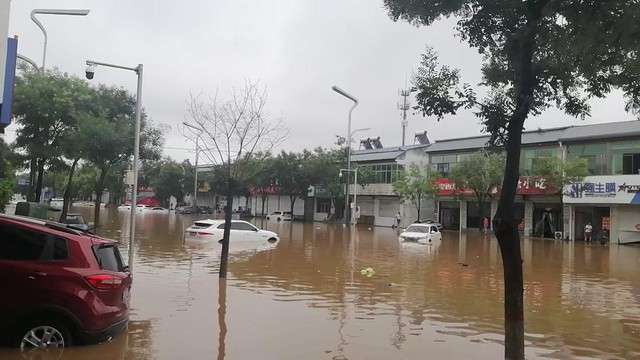 Trận mưa "1 ngày bằng cả năm" tại Trung Quốc: Xe trôi, cầu sập sạt lở, gần 1.700 người phải sơ tán khẩn cấp- Ảnh 1. Trận mưa "1 ngày bằng cả năm" tại Trung Quốc: Xe trôi, cầu sập sạt lở, gần 1.700 người phải sơ tán khẩn cấp- Ảnh 1.
