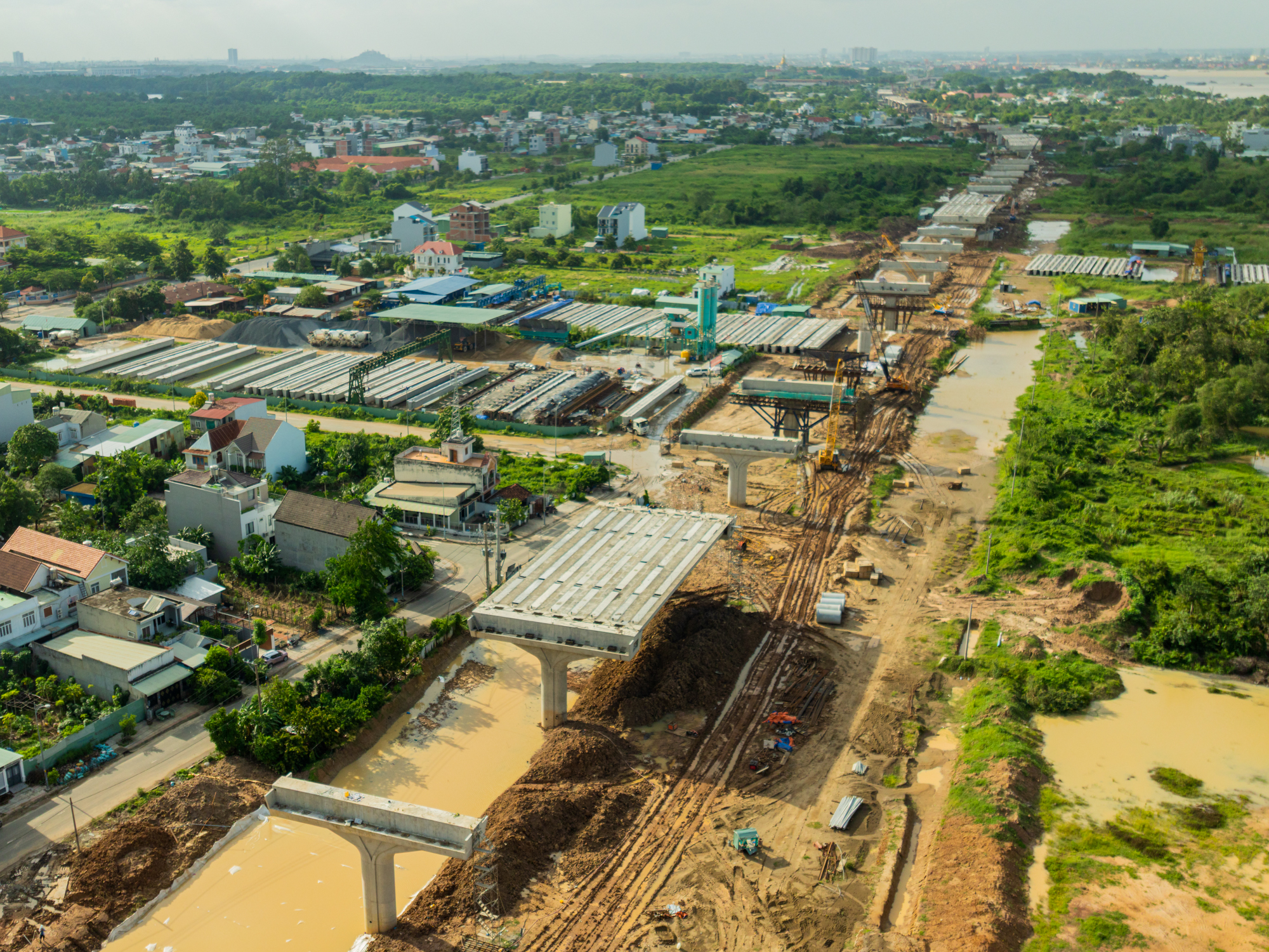 Toàn cảnh đoạn trên cao duy nhất của đường Vành đai 3: Phiến dầm dài như bể bơi liên tục được lắp đặt, sắp chạy xuyên qua đại đô thị của Vinhomes- Ảnh 6.