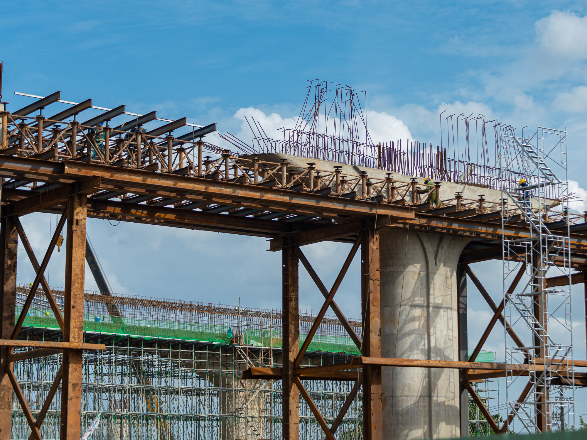 Toàn cảnh đoạn trên cao duy nhất của đường Vành đai 3: Phiến dầm dài như bể bơi liên tục được lắp đặt, sắp chạy xuyên qua đại đô thị của Vinhomes- Ảnh 10.