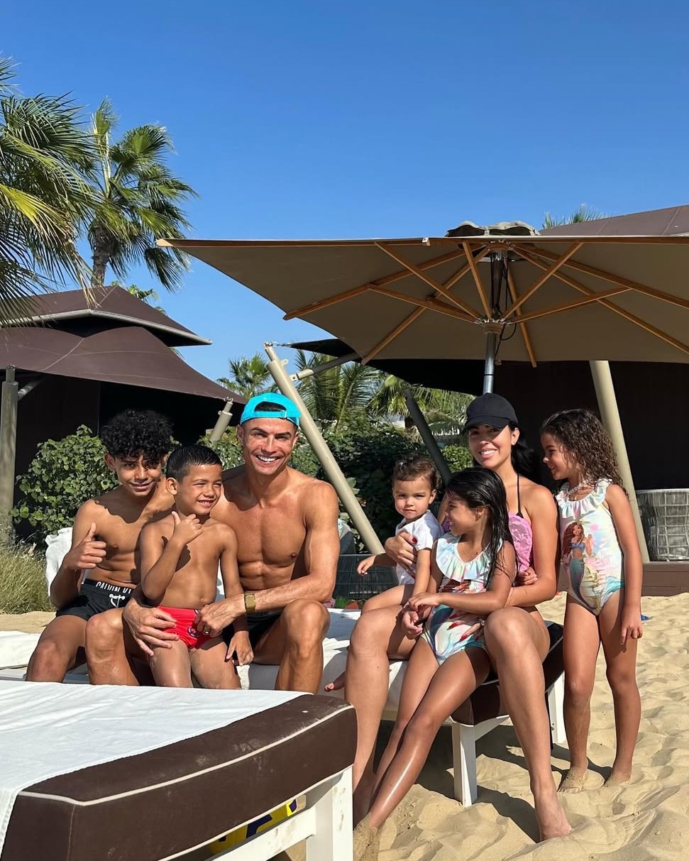 Ronaldo hỏi con trai: “Ai là người nổi tiếng nhất thế giới?”, câu trả lời khiến tất cả ngã ngửa- Ảnh 3. Ronaldo hỏi con trai: “Ai là người nổi tiếng nhất thế giới?”, câu trả lời khiến tất cả ngã ngửa- Ảnh 3.